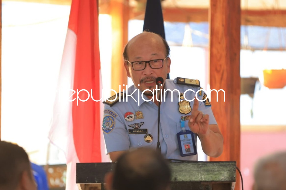Kadiv Keimigrasian Kanwil Kemenkumham Jatim, Hendro Tri Prasetyo ancam deportasi MB warga asal Singapura yang sempat menjadi dosen di perguruan tinggi di Tulungagung.