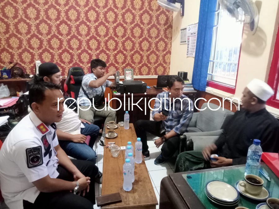 INTEROGASI - Petugas Lapas dan Satuan Reskoba Polresta Banyuwangi menginterogasi MS yang diduga membawa satu paket sabu-sabu, Rabu (21/06/2023). 
