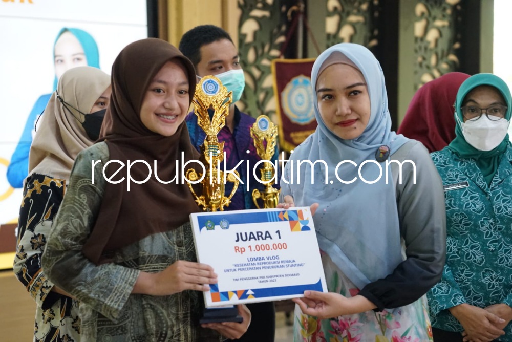 HADIAH - Ketua TP PKK Kabupaten Sidoarjo, Ny Sa'adah Ahmad Muhdlor menyerahkan hadiah bagi para pemenang lomba video vlog kesehatan reproduksi remaja dalam upaya mempercepat penurunan stunting di Pendopo Delta Wibawa, Rabu (21/06/2023).