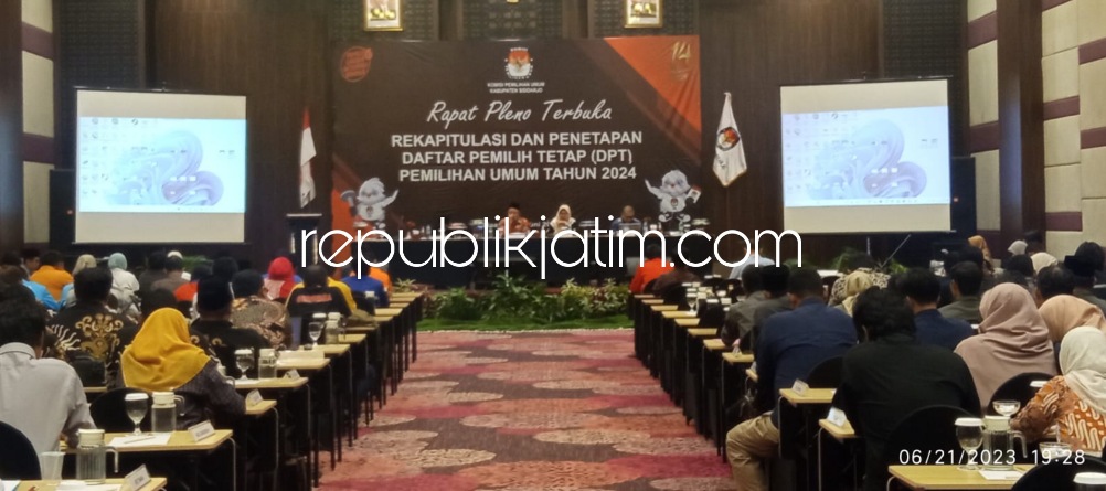 PLENO - KPU Sidoarjo menetapkan jumlah DPT 1.461.642 pemilih dalam rapat pleno yang digelar di Ballroom Fave Hotel Sidoarjo, Rabu (21/06/2023). 