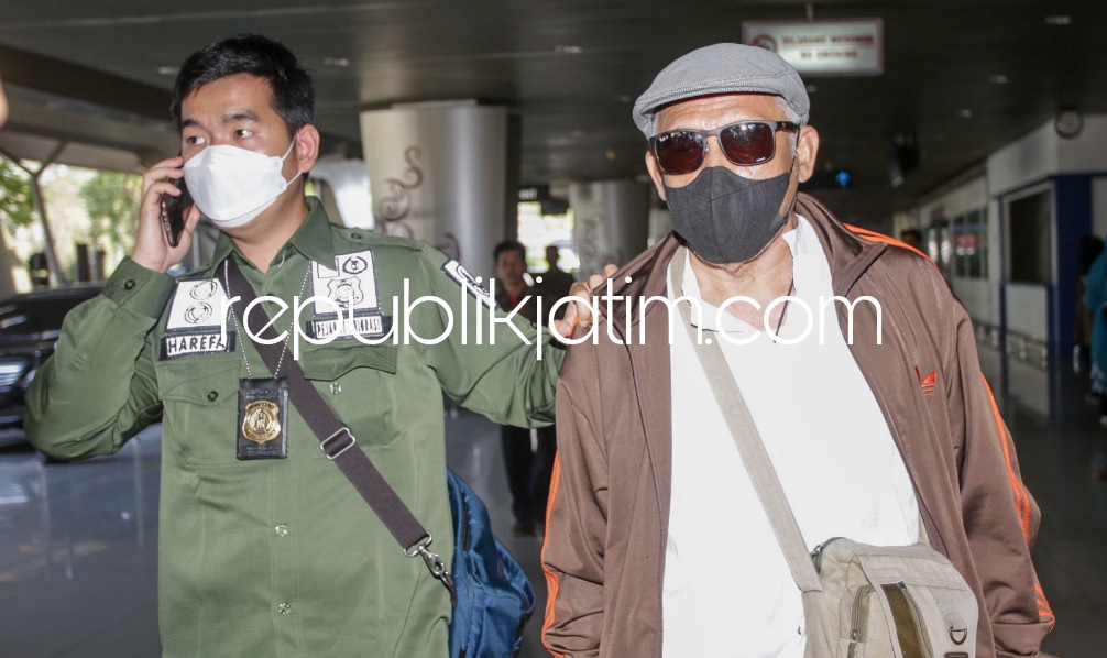 DEPORTASI - Kanwil Kemenkumham Jatim melalui Kantor Imigrasi Kelas II Blitar mendeportasi MB, Warga Negara Asing (WNA) asal Singapura yang sebelumnya mejadi dosen di salah satu Universitas di Tulungagung lewat Bandara Juanda, Kamis (22/06/2023).