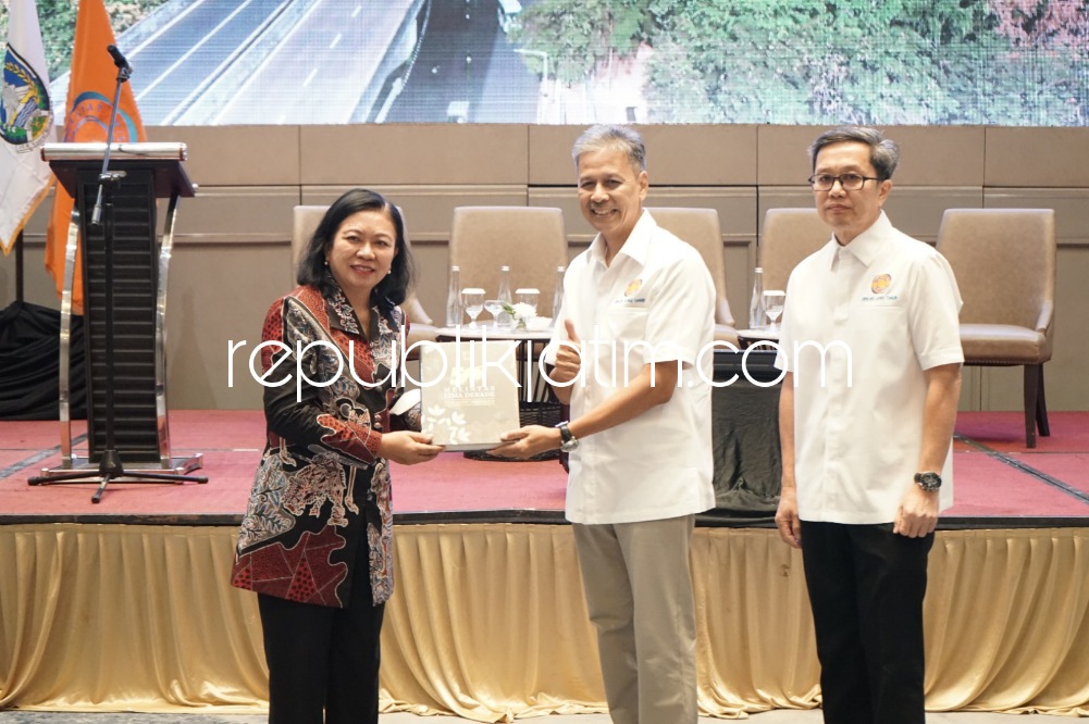 FGD - Kepala Kanwil DJP Jatim II, Agustin Vita Avantin memberikan cinderamata kepada Ketua DPD REI Jatim, Soesilo Efendy dan anggota REI di Jawa Timur saat acara FGD, Kamis (22/06/2023).