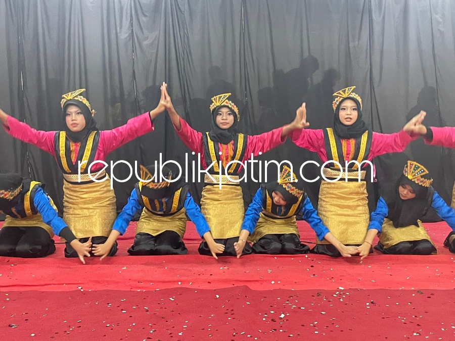 PERTUNJUKAN - Mengakhiri semester genap SMP Muhammadiyah 2 Taman (Spemduta) Sidoarjo melaksanakan pergelaran karya seni meriah di Mall Royal Plaza Surabaya, Jumat (23/06/2023).