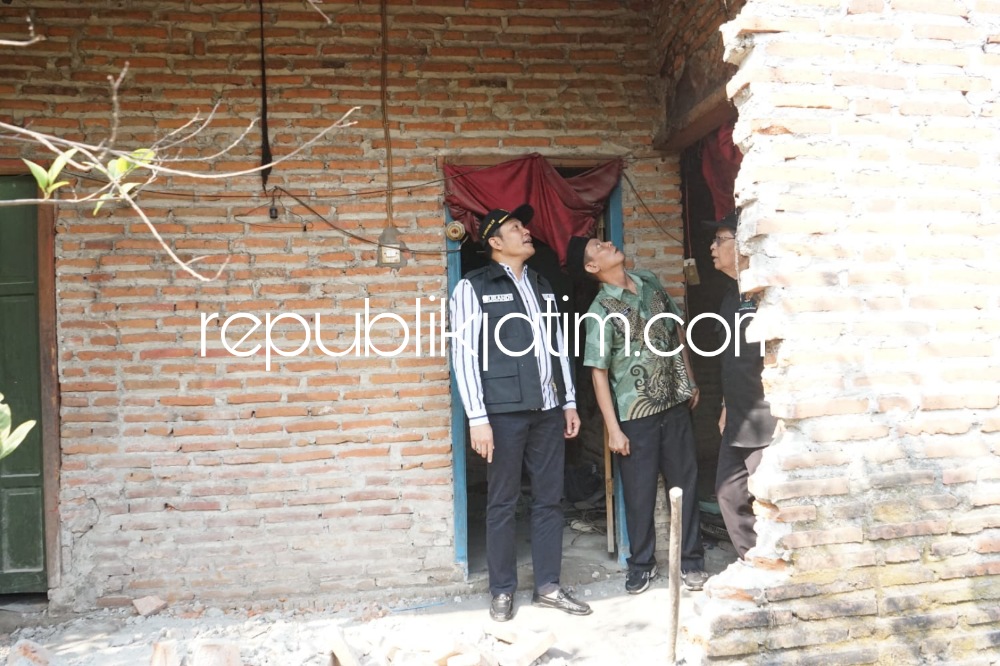 SIDAK - Wakil Bupati (Wabup) Sidoarjo, Subandi saat sidak rumah milik Surahman (52) warga Desa Singkalan, Kecamatan Balongbendo, Sidoarjo, yang mendapat bantuam rehab rumah karena tidak layak huni, Jumat (23/06/2023).