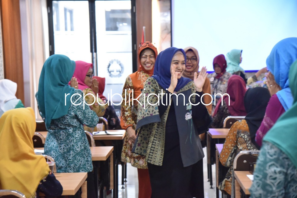TURUNKAN - Istri Bupati Sidoarjo, Ny Sa'adah Ahmad Muhdlor membuka acara jejaring skrining layak ibu hamil, ANC dan stunting bagi tenaga kesehatan bersama Dinkes Pemkab Sidoarjo di ruang Rapat Koperasi Delta Makmur Sidoarjo, Jumat (23/06/2023).