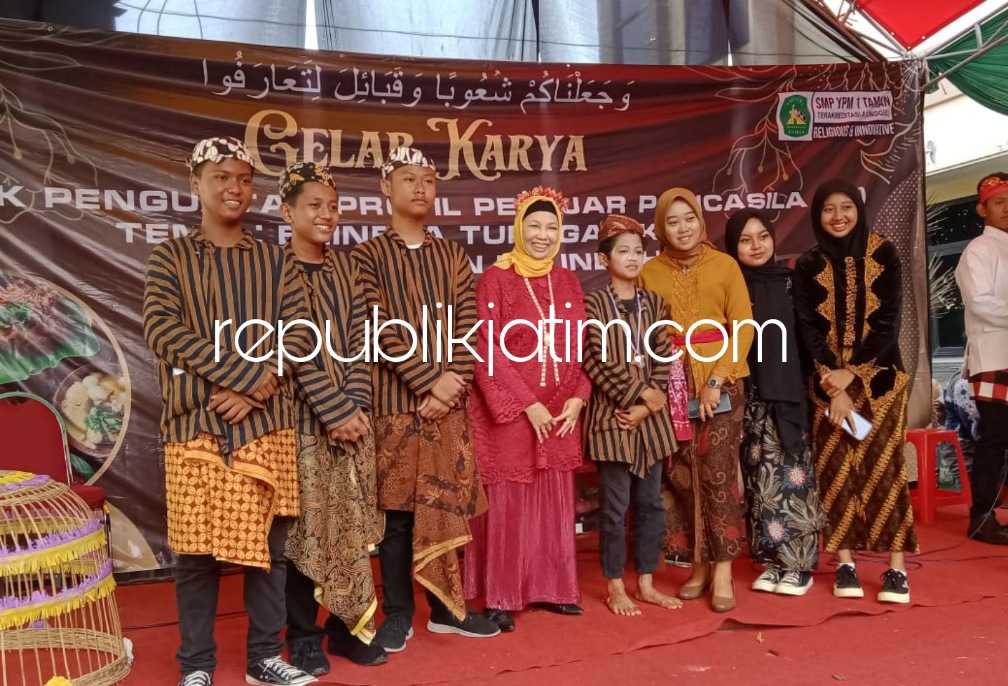 SENI - Kepala SMP YPM 1 Taman, Hj Indah Murfidah (tengah) bersama tim Pagelaran BudayaTedhak Sinten yang digelar siswa dan siswi di akhir tahun ajaran, Sabtu (24/06/2023).