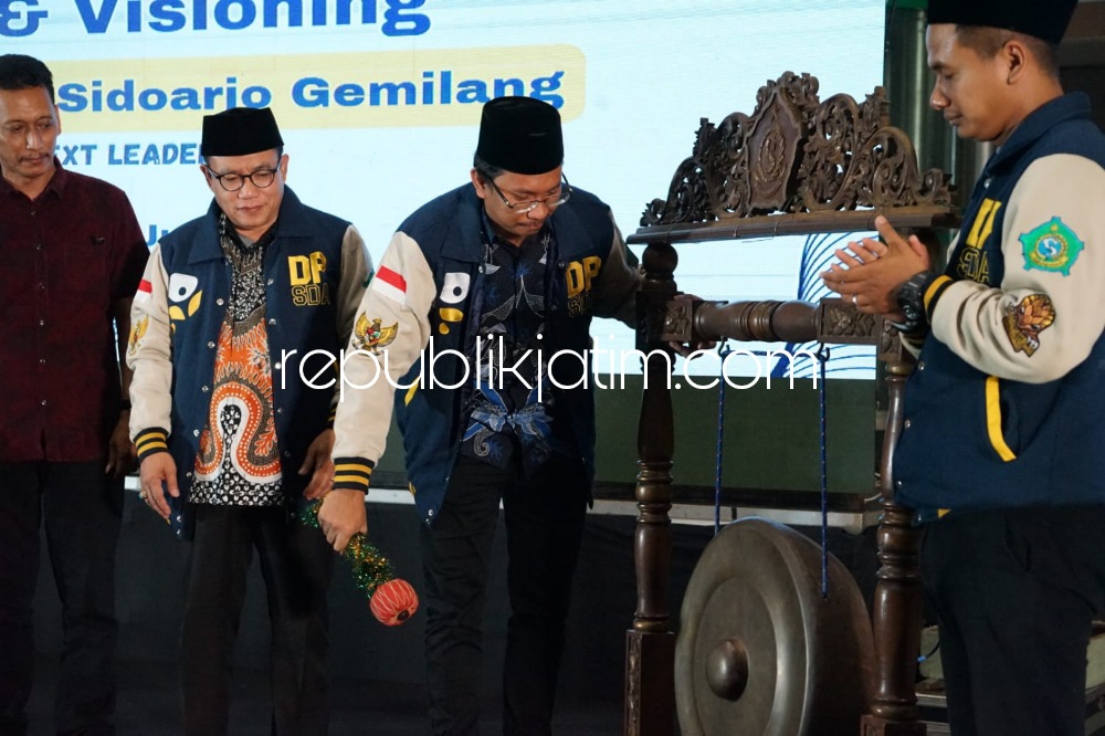 BUKA - Bupati Sidoarjo, Ahmad Muhdlor Ali didampingi Ketua DPRD Sidoarjo, Usman membuka acara Grand Launching dan Visioning Akademi Kepemimpinan Sidoarjo Gemilang yang berlangsung di Hall MPP Sidoarjo, Sabtu (24/06/2023).