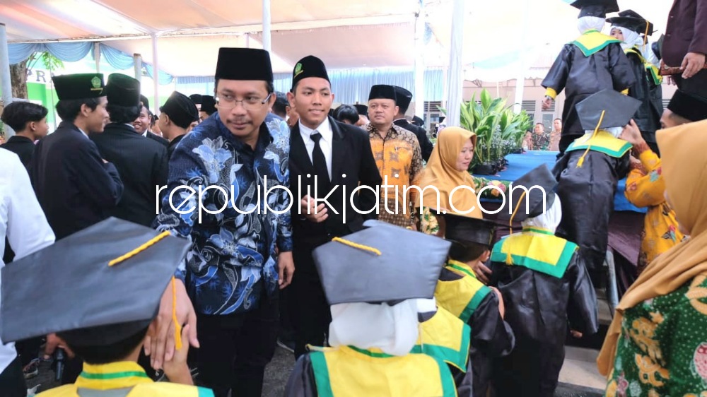WISUDA - Bupati Sidoarjo, Ahmad Muhdlor Ali memberi ucapan selamat kepada para wisudawan dan wisudawati saat pelaksanaan Haflah Akhirussanah dan Wisuda RA, MI dan MTs Darussalam Pejangkungan, Kecamatan Prambon, Sidoarjo, Sabtu (24/06/2023). 