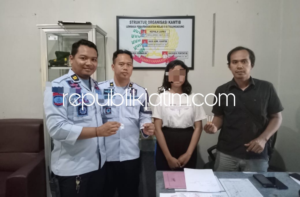 SABU-SABU - Petugas Lapas Tulungagung mengamankan pelajar SMK, NS karena terpergok hendak menyelundupkan 16 paket diduga narkoba sabu-sabu ke Lapas Tulungagung dengan modus dimasukkan ke dalam batang rokok, Kamis (22/06/2023).