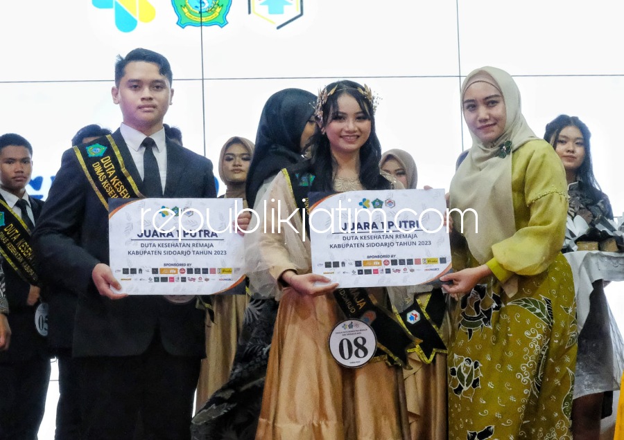 PENGHARGAAN - Istri Bupati Sidoarjo, Ny Sa'adah Ahmad Muhdlor menyerahkan penghargaan ke pemenang Duta Kesehatan Sidoarjo 2023 berupa uang tunai, trophy, sertifikat dan voucher treatment gratis di Klinik untuk seluruh grand finalis, Sabtu (24/06/2023).