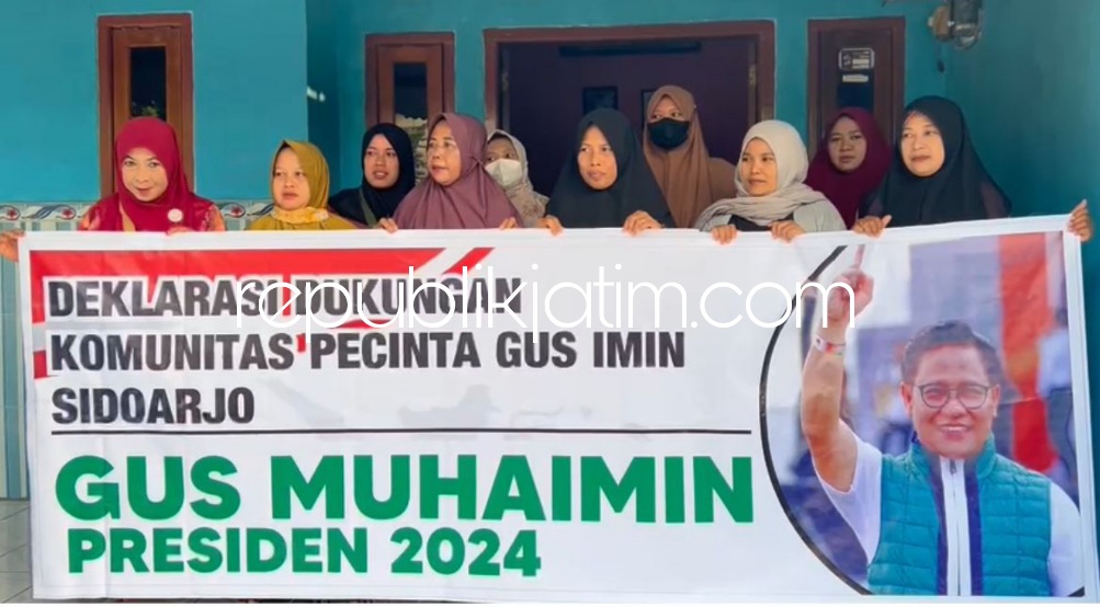 DUKUNG - Puluhan emak-emak yang tergabung Komunitas Emak-Emak Pecinta Gus Muhaimin Iskandar tetap memberikan dukungan kepada Ketua Umum PKB ini untuk menjadi Calon Presiden (Capres) Tahun 2024 dengan membentangkan poster dukungan, Minggu (25/06/2023). 