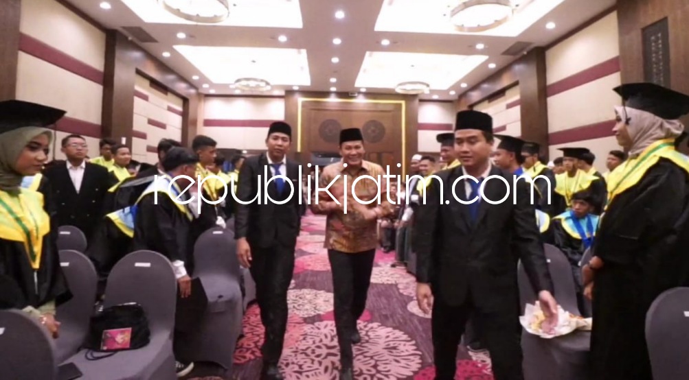 WISUDA - Wabup Sidoarjo Subandi menilai wisuda sebagai manifestasi pengakuan publik proses belajar dan mengajar saat wisuda ke 8  SMP dan wisuda ke 5 SMA Islam Al Amin dan Pondok Pesantren Bahrul Hidayah, di Fave Hotel Sidoarjo, Sabtu (24/06/2023) malam.