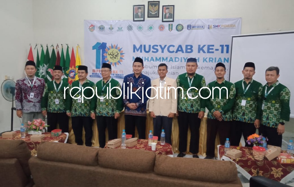 TERPILIH - Emil Mukhtar Efendi (tengah) terpilih menjadi Ketua Pimpinan Cabang Muhammadiyah (PCM) Krian Sidoarjo periode 2022 - 2027 dalam Musycab XI PCM Krian secara e-Voting di Aula SMP Muhammadiyah 6 Krian, Minggu (25/06/2023).