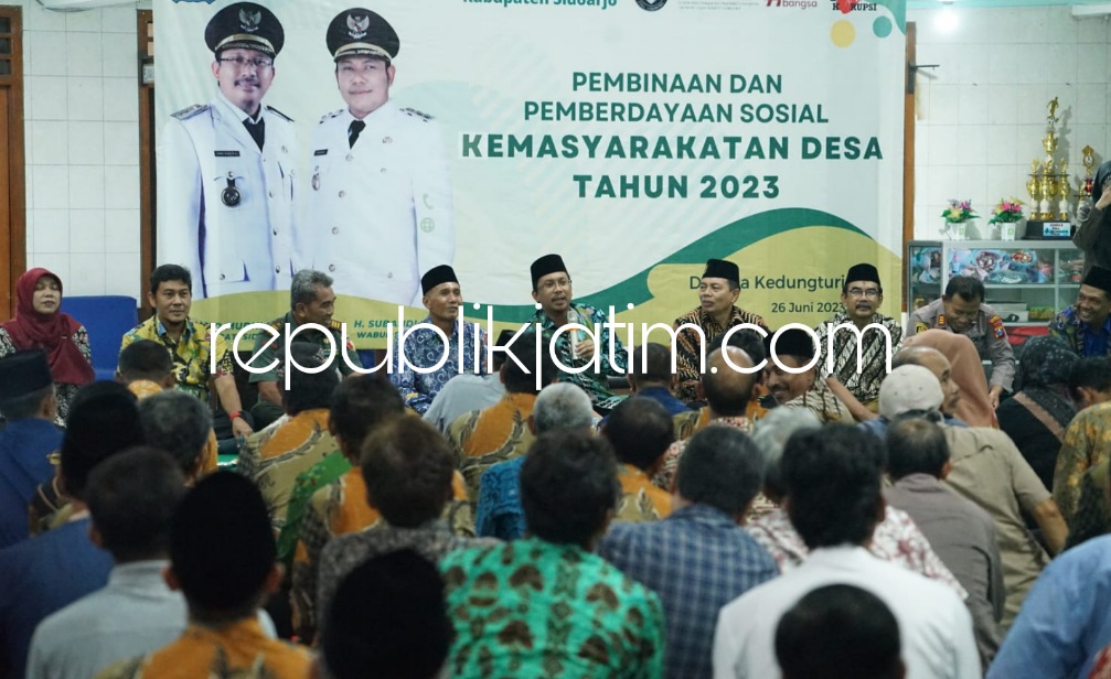DIALOG - Bupati Sidoarjo Ahmad Muhdlor Ali didampingi Camat Taman Makhmud berdialog dengan ratusan Ketua RT dan RW di Desa Kedungturi, Kecamatan Taman, Sidoarjo, Senin (26/06/2023) malam.