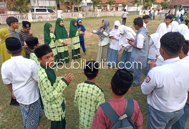 LOMBA - Sekitar 150 santri TPQ Desa Sawohan, Kecamatan Buduran, Sidoarjo mengikuti sejumlah permainan (game) dan perlombaan yang digelar SMA Muhammadiyah 2 (Smamda) Sidoarjo di depan halaman SDN setempat, Selasa (27/06/2023) sore. 