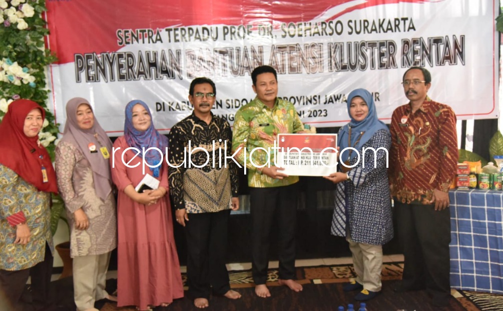 BANTUAN - Wabup Sidoarjo, Subandi menyerahkan bantuan program Asistensi Rehabilitasi Sosial (ATENSI) Kemensos RI berupa sembako yang diserahkan di Rumah Singgah Delta Crisis Center Plus Desa Lebo, Kecamatan Sidoarjo, Selasa (27/06/2023).