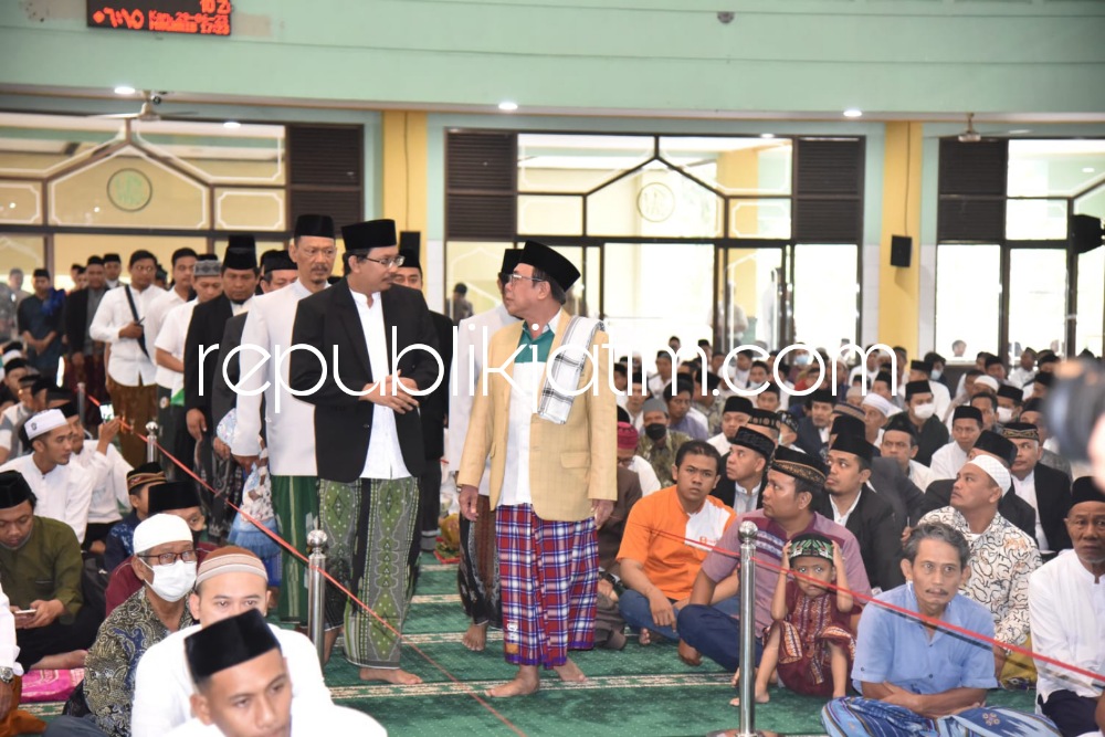 IDUL ADHA - Bupati Sidoarjo Ahmad Muhdlor Ali mengikuti Salat Idul Adha 1444 Hijriyah di Masjid Agung Sidoarjo (MAS) di sebrang alun-alun dari Rumdin Pendopo Delta Wibawa, Kamis (29/06/2023).