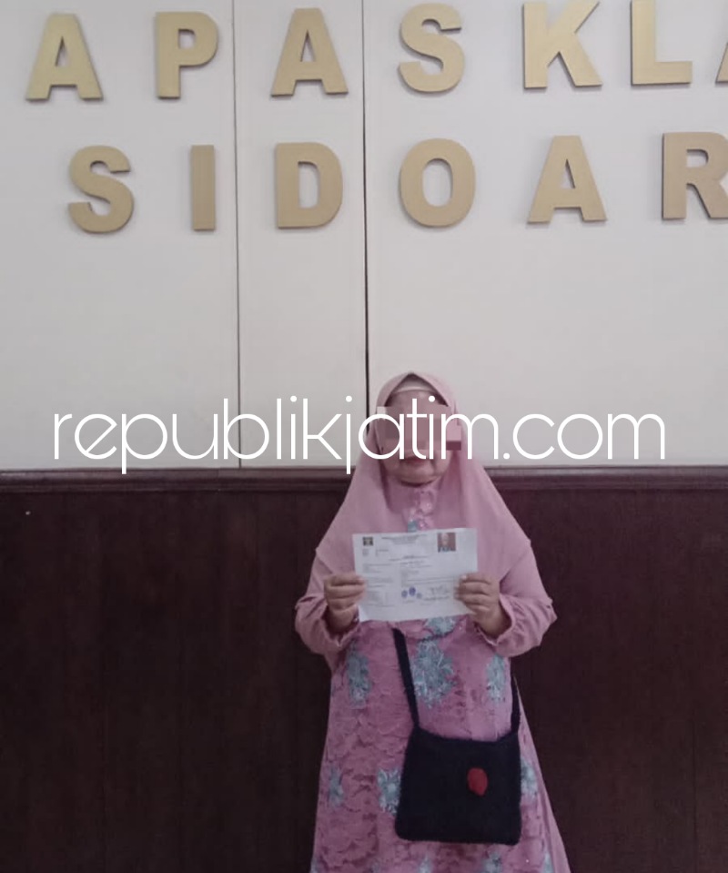 BEBAS - Lapas Kelas IIA Sidoarjo Kanwil Kemenkumham Jatim membebaskan M warga Desa Jogosatru, Kecamatan Sukodono, Sidoarjo yang sempat menjadi terpidana pelemparan kotoran manusia ke rumah tetangganya, Jumat (30/06/2023).