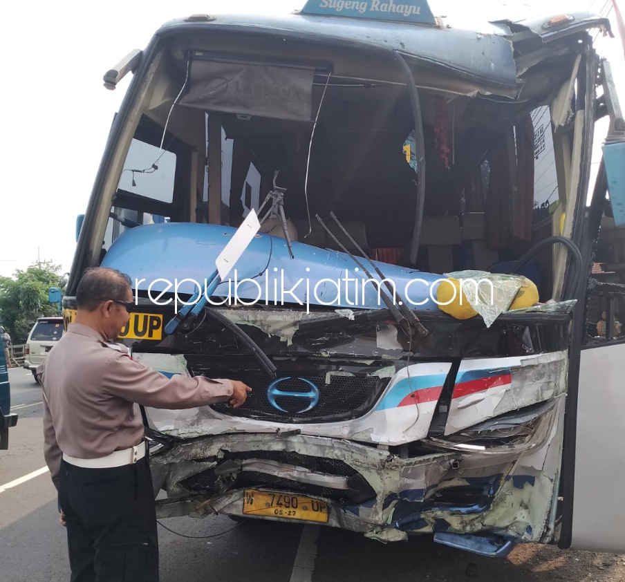 RINGSEK - Bus Sugeng Rahayu jurusan Surabaya - Yogyakarta ringsek usai menabrak truk box Hino di JL Raya Mojokerto - Surabaya Desa Seduri, Kecamatan Balongbendo, Sidoarjo, Jumat (30/06/2023).