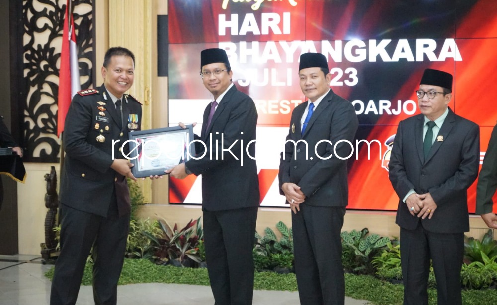 PENGHARGAAN - Kapolresta Sidoarjo, Kombes Pol Kusumo Wahyu Bintoro memberikan penghargaan kepada Bupati Sidoarjo Ahmad Muhdlor Ali dan Forkopimda lainnya usai upacara HUT Bhayangkara ke 77 di Pendopo Delta Wibawa, Sabtu (01/07/2023). 