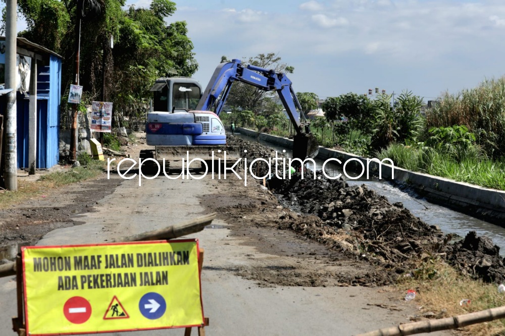 KEBUT - Salah satu proyek betonisasi Desa Banjarsari - Desa Danarsih, Kecamatan Buduran, Sidoarjo yang pekerjaan proyek betonisasi dikebut selama kepemimpinan Bupati Ahmad Muhdlor Ali (Gus Muhdlor), Senin (03/07/2023). 