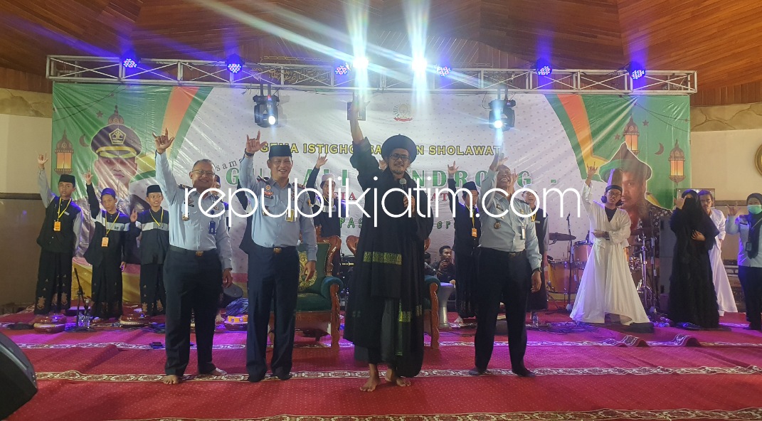 ISTIGHOTSAH - Dalam menjaga kondusifitas Lapas, Kanwil Kemenkumham Jatim gencar memberi pembinaan kerohanian untuk warga binaan melalui program Istighotsah dan Shalawat Bersama KH Ali Shodikin di Lapas Kelas I Surabaya, Selasa (04/07/2023). 