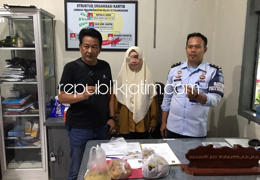 SELUNDUPKAN - Seorang perempuan, DNA diduga hendak menyelundupkan bakso yang diduga berisi narkotika 10 paket jenis sabu-sabu ke Lapas Tulungagung digagalkan petugas, Selasa (04/07/2023) kemarin sore. 