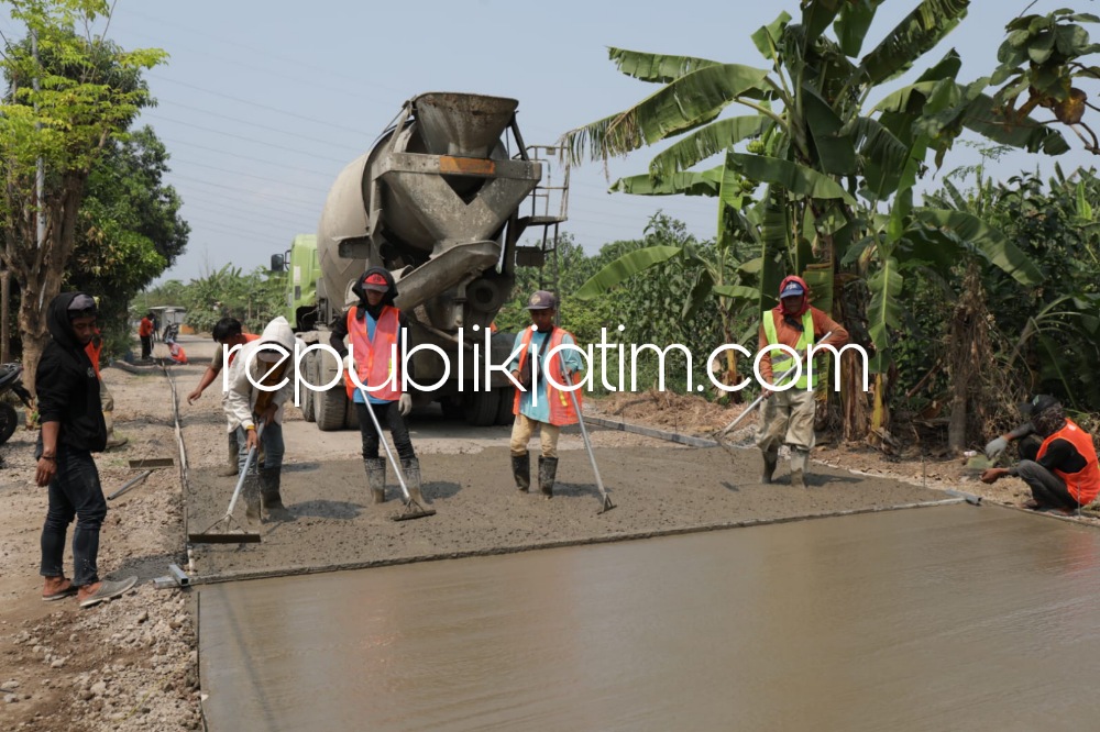 BETONISASI - Proyek betonisasi Jalan Desa Tarik menuju Desa Mliriprowo, Kecamatan Tarik mulai dikerjakan dan dilakukan pengeboran, Rabu (05/07/2023).
