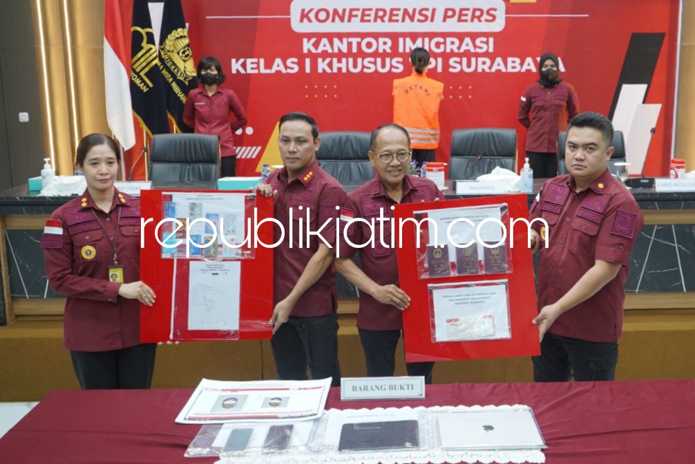 JOKI - Seorang perempuan Warga Negara Tiongkok YW diamankan petugas Imigrasi Surabaya karena diduga terlibat joki tes Bahasa Inggris sindikat internasional yang beraksi di beberapa negara menggunakan paspor perjalanan yang diduga palsu, Rabu (05/07/2023).