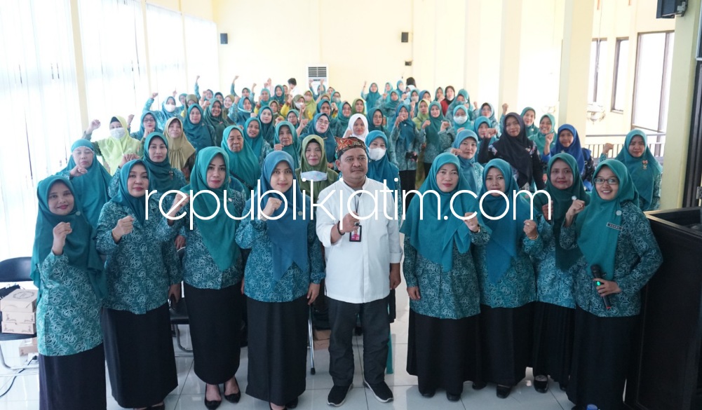 SOSIALISASI - TP PKK Sidoarjo semakin menggencarkan gerakan literasi sejak usia dini dengan kegiatan sosialisasi 'Peningkatan Minat Baca Melalui Taman Bacaan Masyarakat' di Desa Sumokembangsri dan Desa Seduri, Kecamatan Balongbendo, Rabu (05/07/2023). 