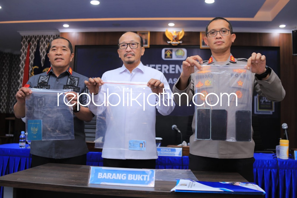 SINDIKAT - Kadiv Keimigrasian Kanwil Kemenkumham Jatim, Hendro Tri Prasetyo menyampaikan keterangan pers penangkapan lima sindikat penjualan ginjal di Kantor Imigrasi Ponorogo, Rabu (05/07/2023) sore. 