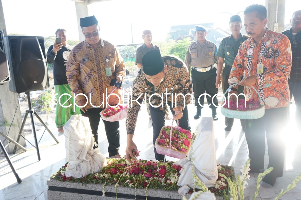 RESMIKAN - Wabup Sidoarjo, Subandi meresmikan pembangunan Punden Makam Sesepuh Desa Peranti, Kecamatan Sedati, Sidoarjo yang bangunannya baru selesai 50 persen, Kamis (06/07/2023).