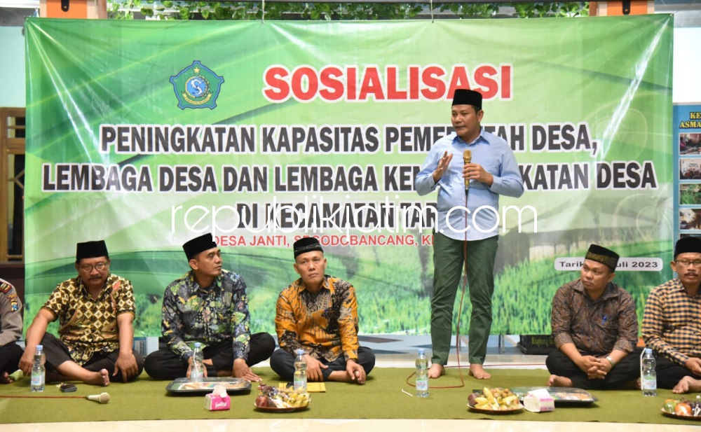 PESAN - Beberapa pesan disampaikan Wabup Sidoarjo Subandi saat berada di balai Desa Segodobancang, Kecamatan Tarik di acara sosialisasi peningkatan kapasitas pemerintah desa, lembaga desa dan lembaga masyarakat desa di Kecamatan Tarik, Kamis (06/07/2023).