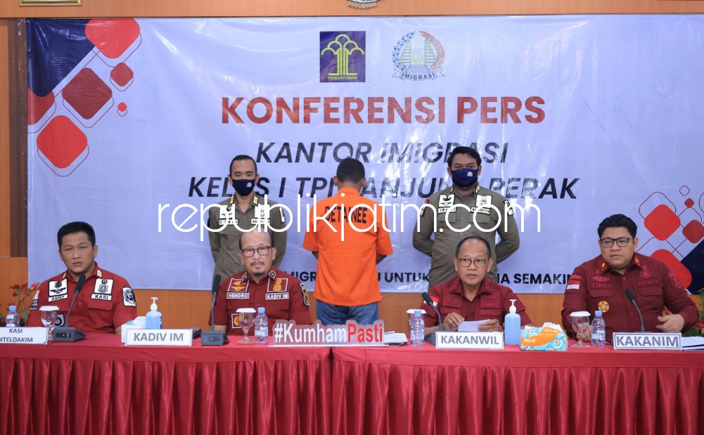 WNA - Seorang Warga Negara Asing (WNA) asal Malaysia, HBR diringkus petugas Imigrasi Tanjung Perak di rumah istrinya Dusun Lebak, Desa Mojorejo, Kecamatan Modo, Kabupaten Lamongan, Jumat (07/07/2023). 