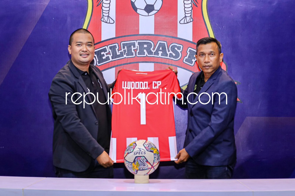 PELATIH - Manajer Deltras FC Dian Felani (kiri) saat mengenalkan pelatih baru usai teken kontrak yakni Widodo C Putro, Jumat (07/07/2023).