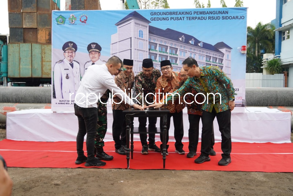 GROUND BREAKING - Bupati Sidoarjo Ahmad Muhdlor Ali didampingi Direktur Utama RSUD Sidoarjo dr Atok Irawan Sp P dan Ketua DPRD Sidoarjo Usman menyaksikan prosesi Ground Breaking pembangunan gedung 7 lantai RSUD Sidoarjo, Sabtu (08/07/2023).