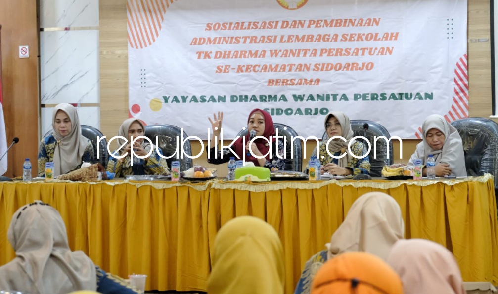 SOSIALISASI - Pembina Yayasan DWP Kabupaten Sidoarjo, Ny Sa’adah Ahmad Muhdlor mengingatkan pentingnya administrasi kelembagaan bagi TK DWP bersama para istri Kades dan Lurah di kantor Kecamatan Sidoarjo, Jumat (07/07/2023).