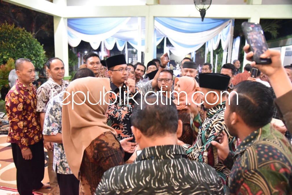 SINERGI - Bupati Sidoarjo, Ahmad Muhdlor Ali ingatkan pentingnya sinergi antar lembaga dan warga saat saat dialog terbuka dengan masyarakat di Balai Desa Jambangan, Kecamatan Candi, Sidoarjo, Jum'at (07/07/2023) malam.