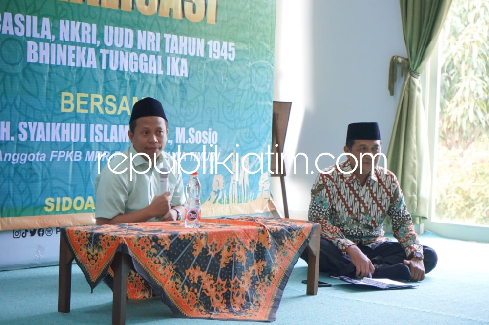 SOSIALISASI - Anggota MPR RI, Syaikhul Islam Ali menyampaikan sosialisasi 4 pilar kebangsaan kepada ratusan guru yang mengajar di SMP dan SMA Progresif Bumi Shalawat, Desa Lebo, Kecamatan Sidoarjo, Selasa (20/06/2023) kemarin.