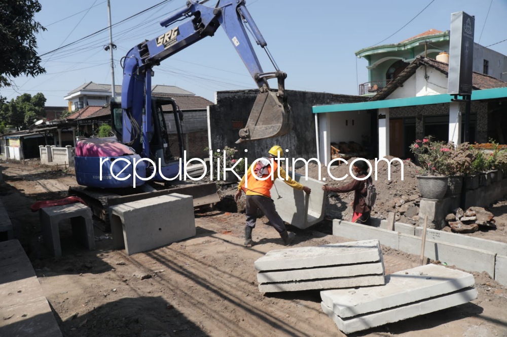 U-DITCH - Pemkab Sidoarjo memperbaiki infrastruktur sejumlah ruas jalan di Sidoarjo diantaranya betonisasi JL Desa Tropodo 1, Kecamatan Waru dan Jalan penghubung Desa Geluran, Kecamatan Taman - Desa Sukolegok, Kecamatan Sukodono, Rabu (12/07/2023).