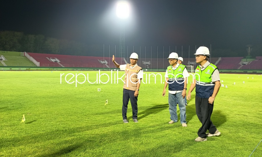 UJI COBA - Sejumlah tim ahli bersama Plh Kepala Disporapar dan pelaksanaan mengukur rata-rata kuat cahaya (keterangan) lampu yang ada di Stadion Gelora Delta Sidoarjo yang baru diganti dalam rangka menyambut Porprov Jatim, Rabu (12/07/2023) malam.