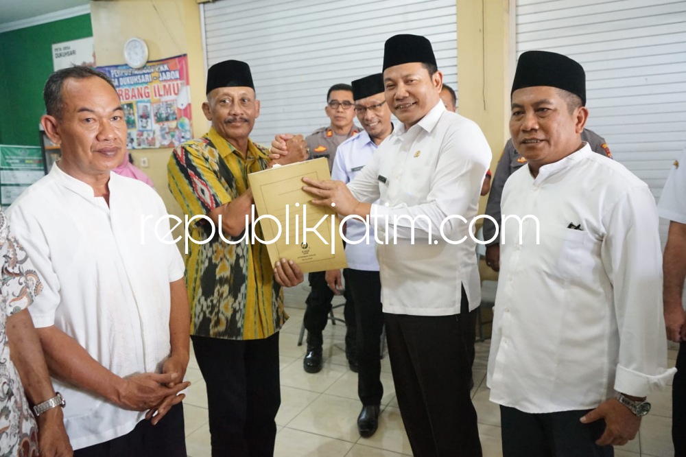 SERAHKAN - Wabup Sidoarjo, Subandi memberikan tanda jasa dan tali asih kepada 13 orang staf dan BPD Desa Besuki yang digabung dengan Desa Dukuhsari, Kecamatan Jabon di Kantor Desa Dukuhsari, Kecamatan Jabon, Rabu (12/07/2023).