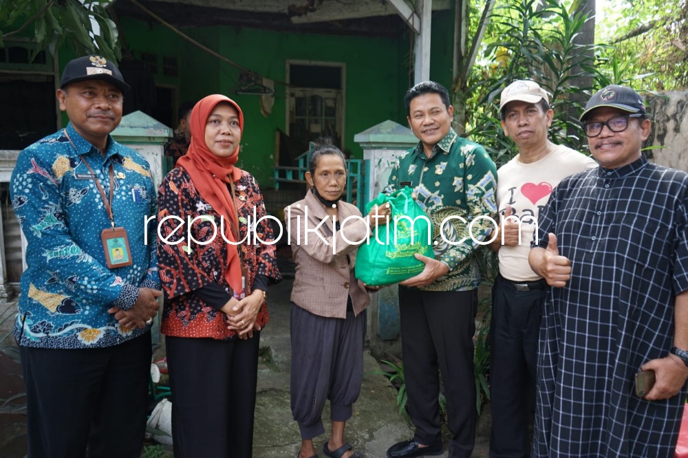 KUNJUNGAN - Wabup Sidoarjo, Subandi mengunjungi rumah warga Desa Wage, Kecamatan Taman, Sidoarjo, Ny Rahel (60) untuk mendapat bantuan renovasi Rumah Tidak Layak Huni (RTLH), Kamis (13/07/2023). 