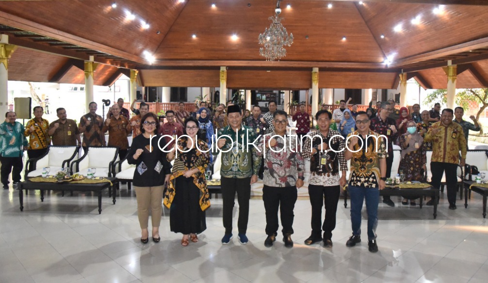 APRESIASI - Dirjen Otoda Kemendagri, Dr Akmal Malik mengapresiasi kinerja penyelenggaraan pemerintahan daerah Kabupaten Sidoarjo saat Kunker didampingi Wakil Bupati (Wabup) Sidoarjo di Pendopo Delta Wibawa Sidoarjo, Kamis (13/07/2023) sore.