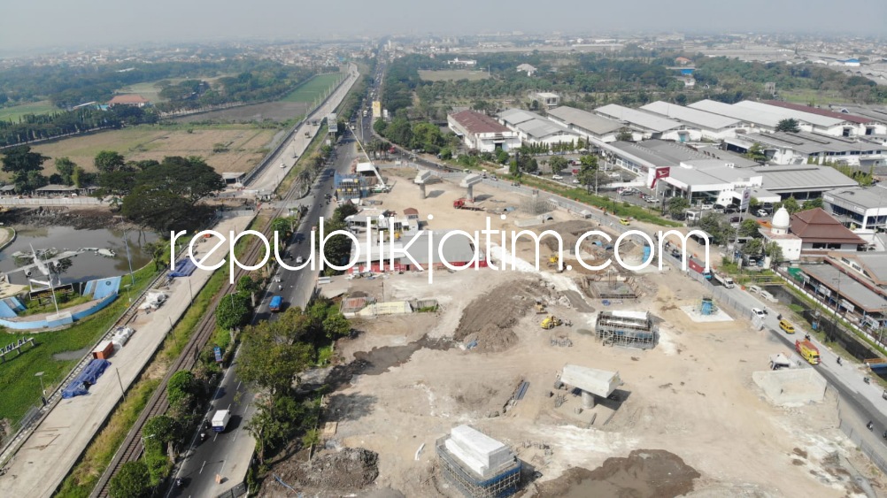 FLYOVER - Progres pembangunan Flyover Aloha Kecamatan Gedangan, Sidoarjo telah mencapai 56 persen melebihi rencana awal sebesar 35 persen, Jumat (14/07/2023).