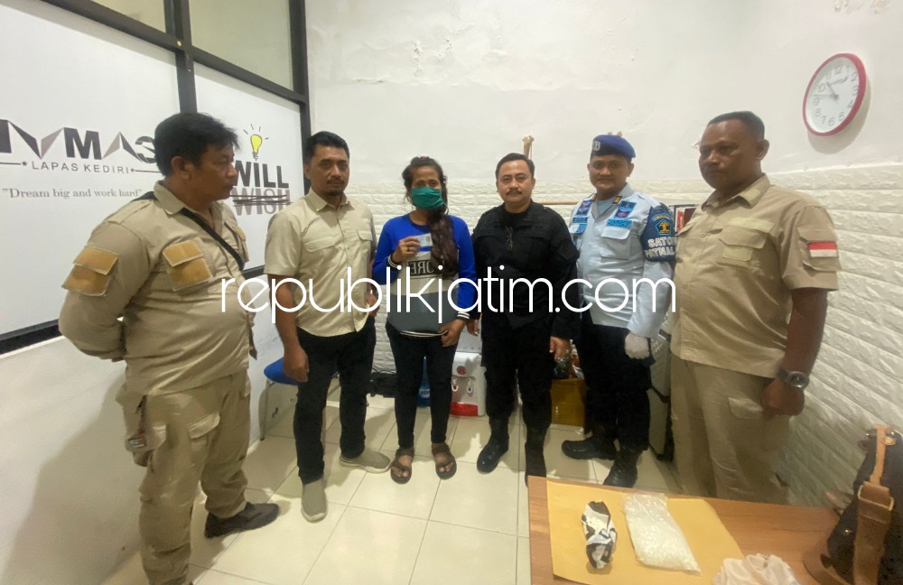 PIL - Seorang perempuan, PI yang berkunjung ke Lapas Kelas IIA Kediri menolak mengaku sedang haid tapi berupaya menyelundupkan 993 butir narkoba yang diduga jenis pil double L melalui celana dalam yang dimodifikasi, Kamis (13/07/2023). 
