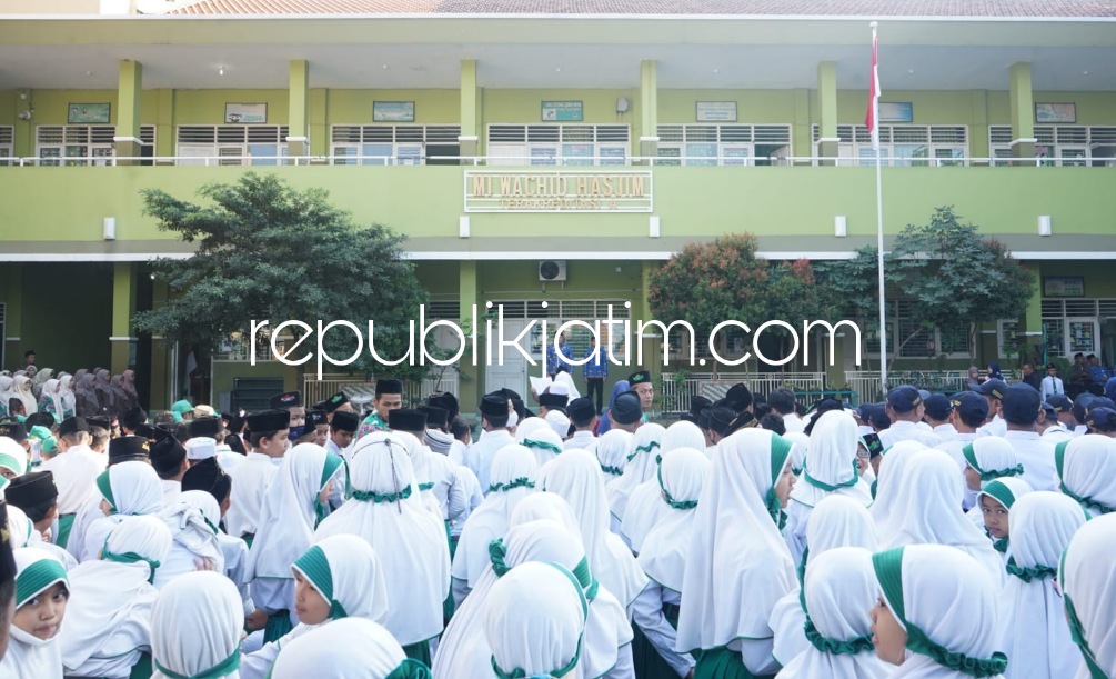 MPLS - Kegiatan Masa Pengenalan Lingkungan Sekolah (MPLS) di bawah naungan Yayasan Wachid Hasjim dibuka Wakil Bupati (Wabup) Sidoarjo, Subandi yang didapuk menjadi Inspektur Upacara di komplek Sekolah Wachid Hasjim, Sedati, Sidoarjo, Senin (17/07/2023).