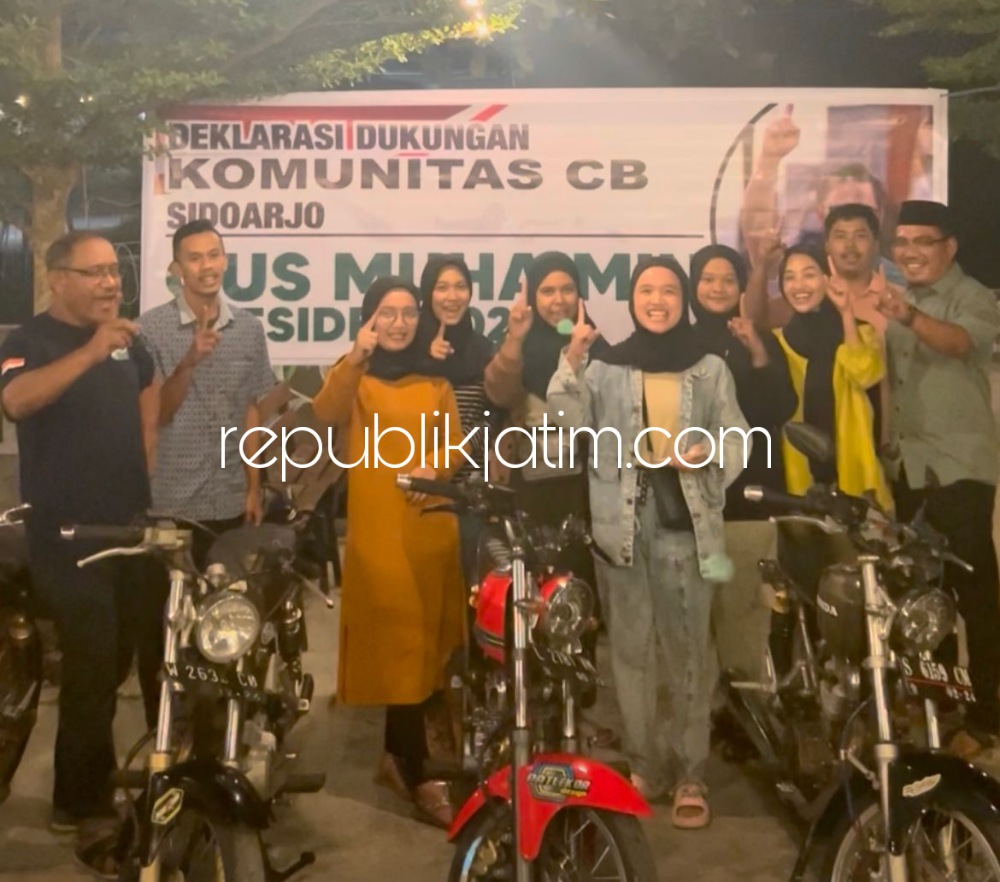 DUKUNGAN - Sekitar 50 anggota Komunitas CB Sidoarjo memberikan dukungan kepada Ketua Umum PKB, Abdul Muhaimin Iskandar dengan deklarasi di Cafe Belimbing, Desa Watesari, Kecamatan Balongbendo, Sidoarjo, Senin (17/07/2023) malam.