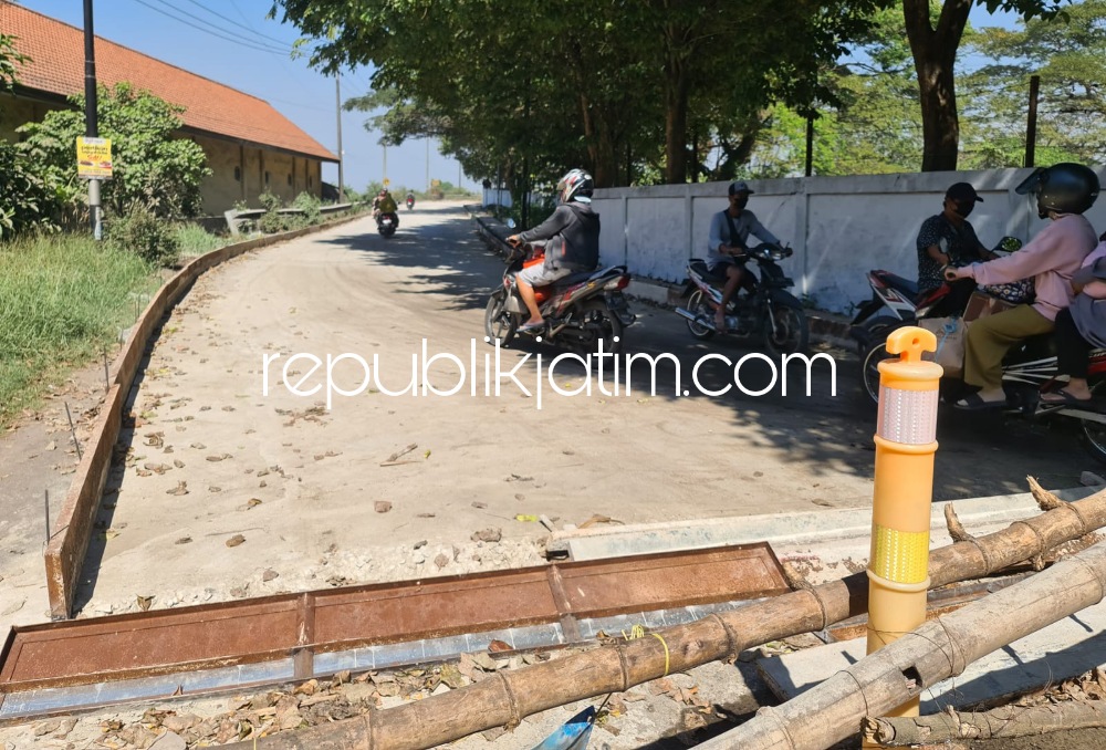 BETON - Proyek betonisasi ruas jalan di depan Pabrik Gula (PG) Krembung hingga Mojoruntut, Kecamatan Krembung, Sidoarjo telah rampung untuk tahap pengecoran pondasi lapis bawah menunggu kering, Selasa (18/07/2023).