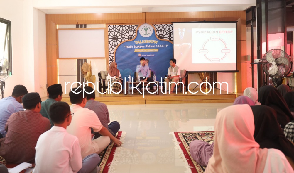 TALK SHOW - SMP Al Muslim Sidoarjo sebagai sekolah yang memiliki visi mencetak generasi khalifah fil ard yang rahmatan lil alaamin memiliki program Peringatan 1 Muharram dengan narasumber hebat yakni dr Gamal Albinsaid, M Biomed, Selasa (18/07/2023).